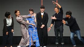 MOD攜手時尚品牌　開啟時裝新想像（1）中華電信與知名服飾品牌APUJAN攜手合作，於MOD平台開設「APUJAN時尚秀專區」，5日舉行記者會暨酒會，APUJAN創意總監詹朴（左4）、藝人陳庭妮（左2）、圍棋好手黑嘉嘉（左3）等出席，開心分享時裝秀影片。中央社記者謝佳璋攝  109年10月5日