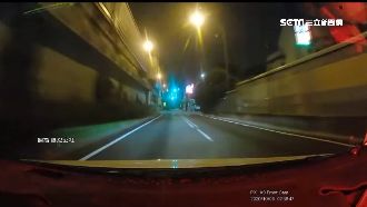 駕駛路口險遭撞　闖燈機車竟救他一命