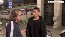 萬華警方在龍山寺門口逮捕朱姓主嫌。（圖／翻攝畫面）