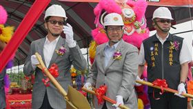 解決竹北污水問題　竹縣府擴建水資源回收中心因應新竹縣竹北市污水下水道用戶接管率增加，新竹縣政府辦理竹北市水資源中心第二期擴建工程，5日舉行動土儀式，內政部常務次長邱昌嶽（左）、縣長楊文科（中）等人到場參加。中央社記者郭宣(文三)攝　109年10月5日