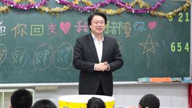 基隆學童掉落坑洞復原返校　林右昌獻祝福基隆市正濱國小王姓學生9月在校內協助資源回收時，跌落坑洞受傷，經送醫治療及休養後，5日返回學校上課，校方特別準備大蛋糕歡迎王童返校，基隆市長林右昌（圖）也到校恭喜並送上祝福。（基隆市政府提供）中央社記者沈如峰基隆傳真　109年10月5日
