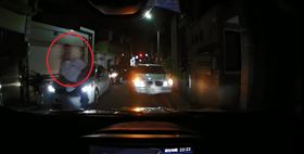 賓士,台南,道路,巷弄,擋道,逆向,違停