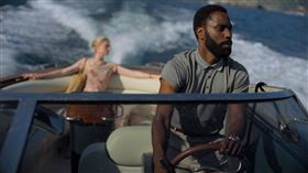 ▲約翰大衛華盛頓（右）伊莉莎白·戴比基（左）兩人戲裡互飆演技（圖／華納兄弟提供）