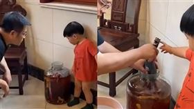 男子發現泡了10年的藥酒不太對勁　被兒子塞玩具進去（圖／翻攝自微博）