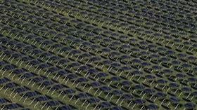 白宮外擺兩萬張椅子紀念新冠死者(翻攝自CBS NEWS YouTube頻道)