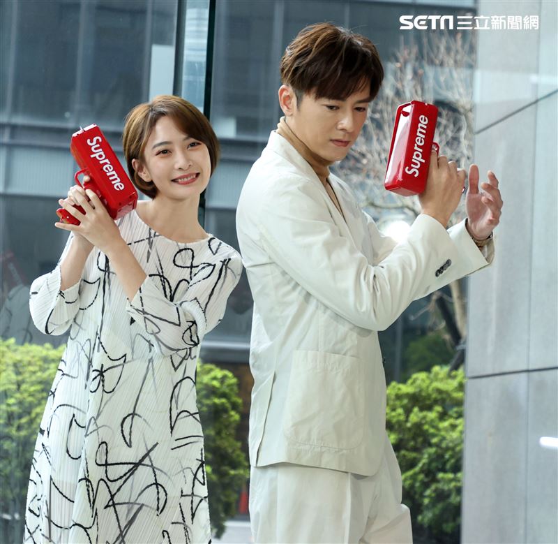 李國毅、李亦捷出席三立新八點華劇「廢財闖天關」男女主角卡司發布會。（記者邱榮吉/攝影）