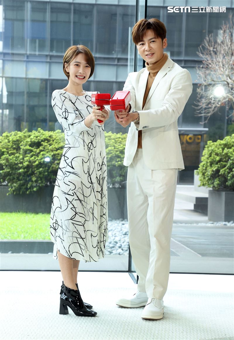 李國毅、李亦捷出席三立新八點華劇「廢財闖天關」男女主角卡司發布會。（記者邱榮吉/攝影）