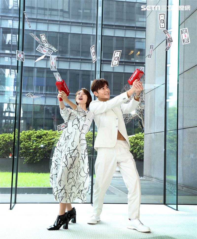 李國毅、李亦捷出席三立新八點華劇「廢財闖天關」男女主角卡司發布會。（記者邱榮吉/攝影）