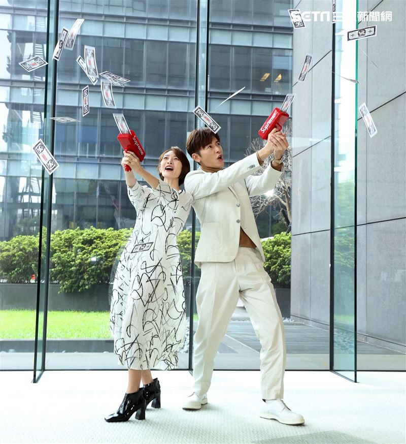 李國毅、李亦捷出席三立新八點華劇「廢財闖天關」男女主角卡司發布會。（記者邱榮吉/攝影）