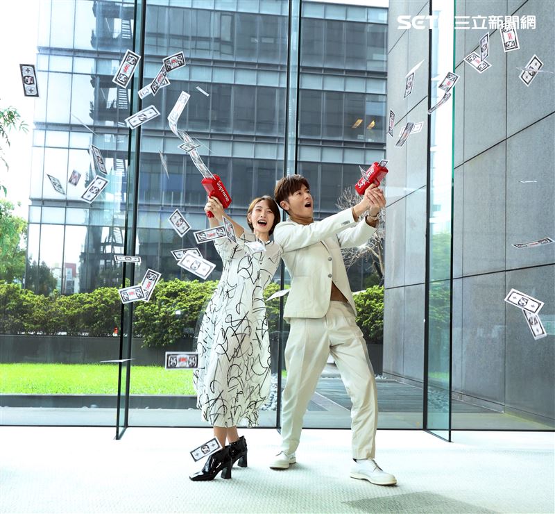 李國毅、李亦捷出席三立新八點華劇「廢財闖天關」男女主角卡司發布會。（記者邱榮吉/攝影）