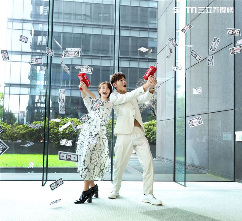 李國毅、李亦捷出席三立新八點華劇「廢財闖天關」男女主角卡司發布會。（記者邱榮吉/攝影）