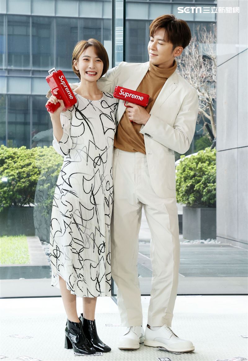李國毅、李亦捷出席三立新八點華劇「廢財闖天關」男女主角卡司發布會。（記者邱榮吉/攝影）