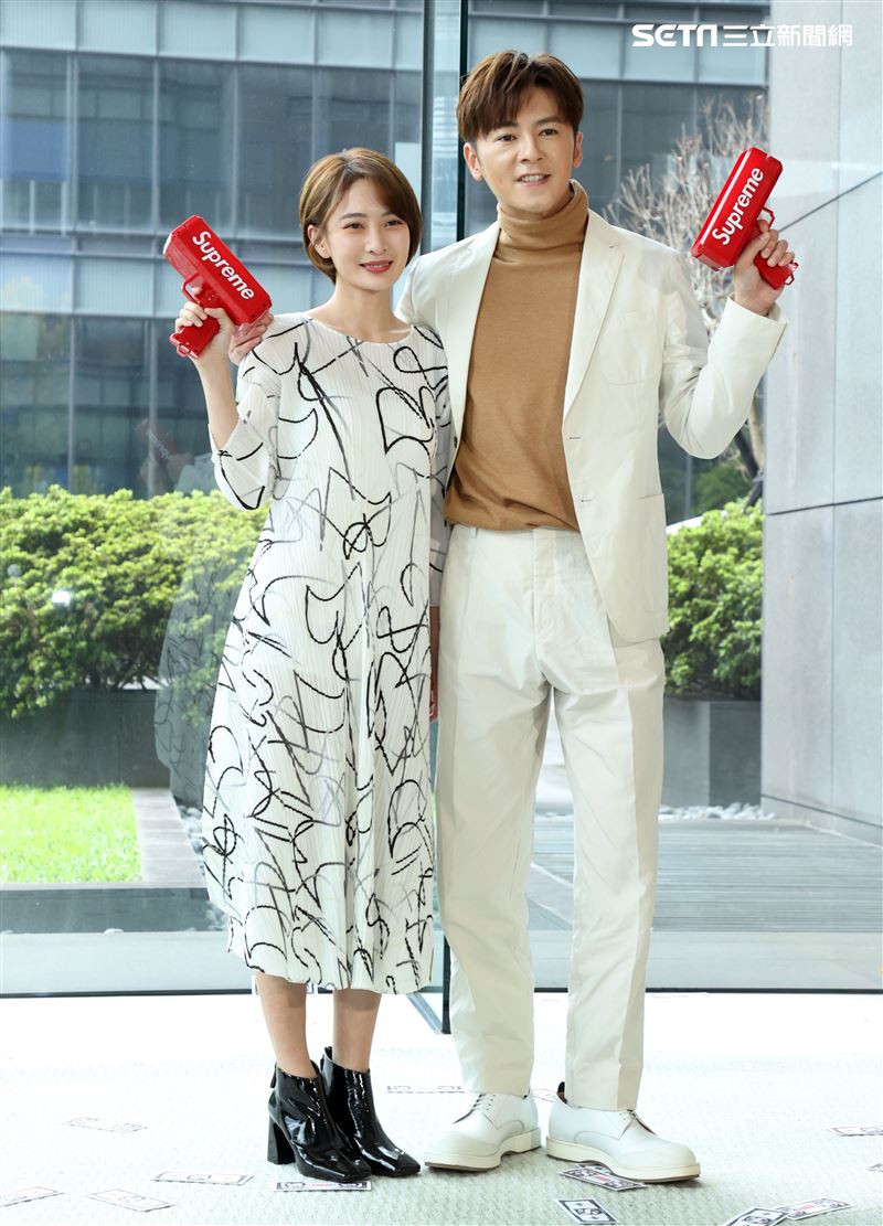 李國毅、李亦捷出席三立新八點華劇「廢財闖天關」男女主角卡司發布會。（記者邱榮吉/攝影）