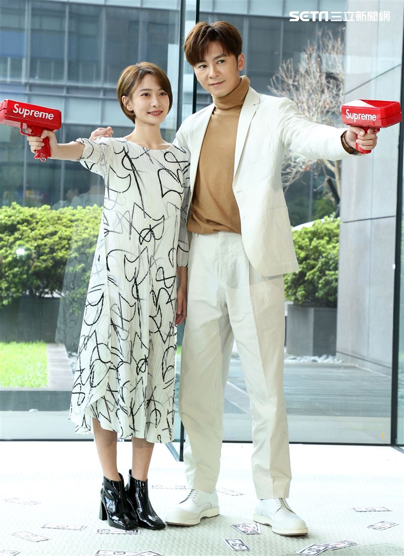 李國毅、李亦捷出席三立新八點華劇「廢財闖天關」男女主角卡司發布會。（記者邱榮吉/攝影）