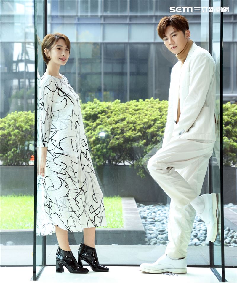 李國毅、李亦捷出席三立新八點華劇「廢財闖天關」男女主角卡司發布會。（記者邱榮吉/攝影）