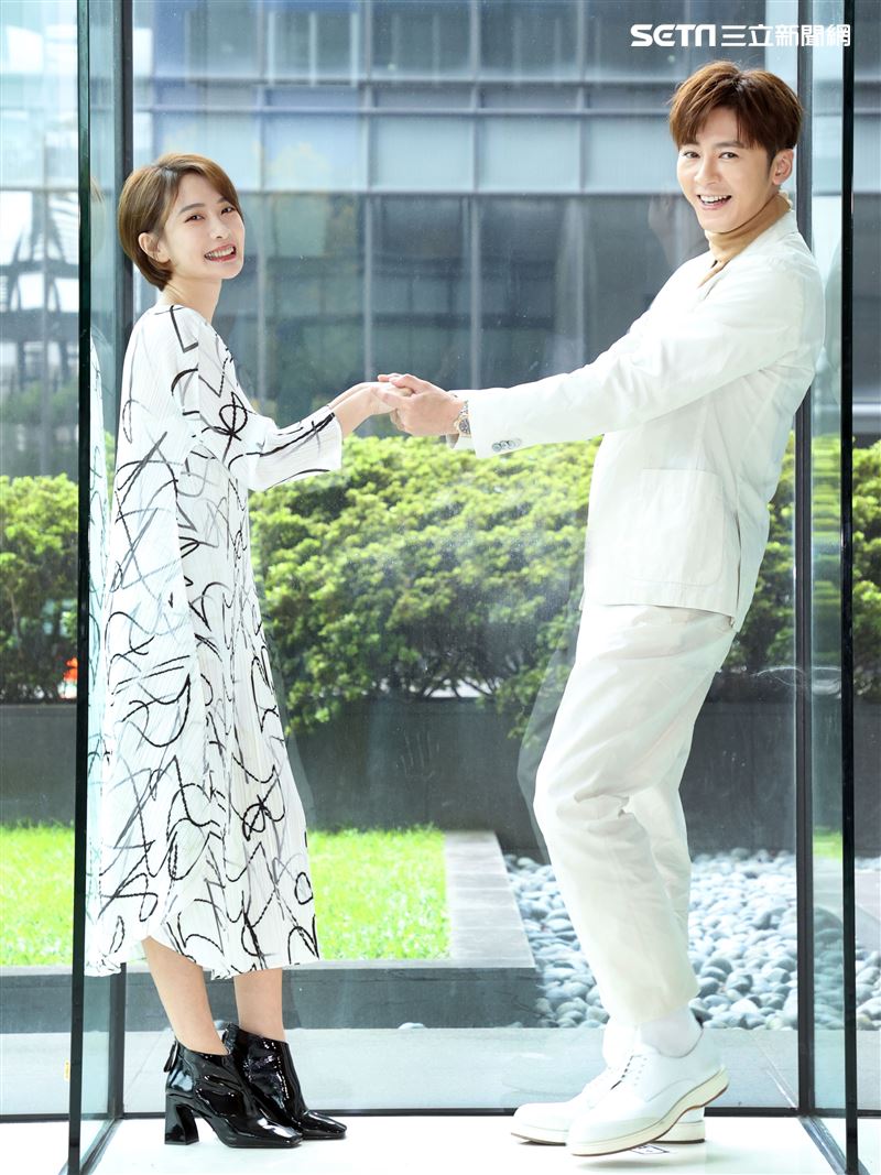 李國毅、李亦捷出席三立新八點華劇「廢財闖天關」男女主角卡司發布會。（記者邱榮吉/攝影）