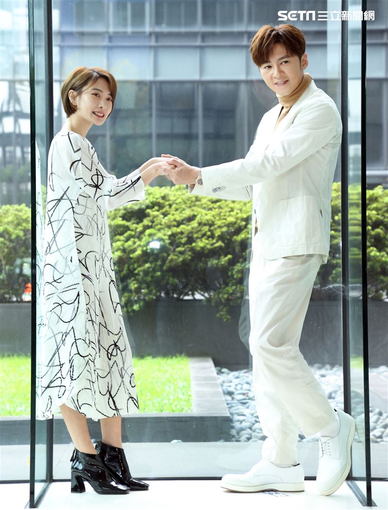 李國毅、李亦捷出席三立新八點華劇「廢財闖天關」男女主角卡司發布會。（記者邱榮吉/攝影）