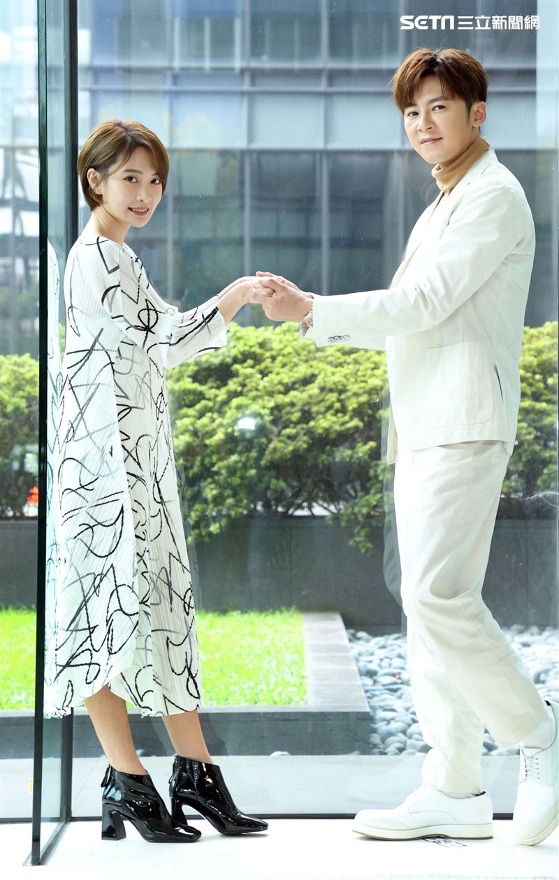 李國毅、李亦捷出席三立新八點華劇「廢財闖天關」男女主角卡司發布會。（記者邱榮吉/攝影）