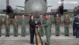 蔡英文視導空軍第六混合聯隊。（圖／總統府提供）