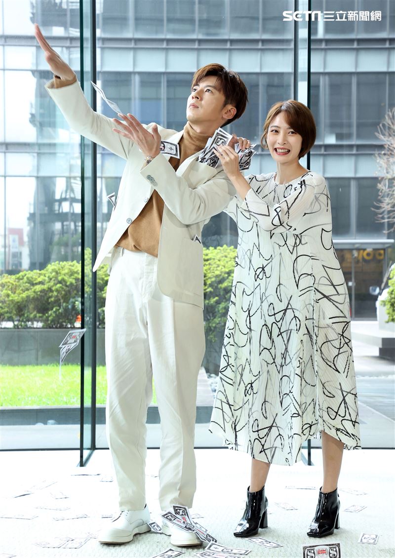 李國毅、李亦捷出席三立新八點華劇「廢財闖天關」男女主角卡司發布會。（記者邱榮吉/攝影）