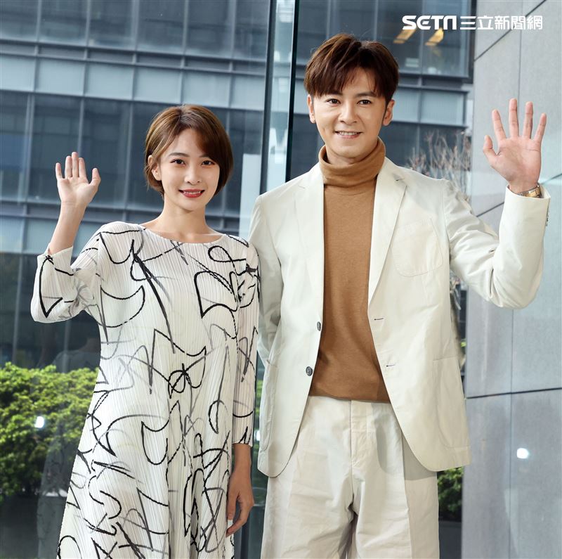 李國毅、李亦捷出席三立新八點華劇「廢財闖天關」男女主角卡司發布會。（記者邱榮吉/攝影）