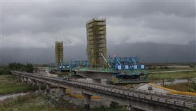 箭瑛大橋與第二代箭瑛大橋民國67年6月竣工啟用的箭瑛大橋（左），橋面寬度不足，造成會車困難、易生交通事故，且橋墩經河川多年沖刷，橋墩箍筋外露。第二代箭瑛大橋（右）於108年動土，預計於110年6月完工。中央社記者李先鳳攝　109年10月6日