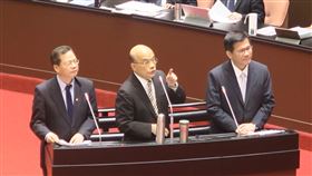 行政院長蘇貞昌（中）。（圖／記者盧素梅攝影）