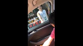 載小孩路邊臨停！路人「面露詭笑」拉門想上車　網一看嚇傻（圖／翻攝自爆料公社）