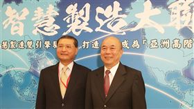 機械公會攜手電電公會  成立台灣智慧製造大聯盟台灣機械公會和電機電子公會6日成立台灣智慧製造大聯盟，圖右為機械公會理事長柯拔希、左為電電公會理事長李詩欽。中央社記者鍾榮峰攝  109年10月6日