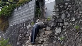 水管,山壁,黑布,西裝褲,大叔,日本/翻攝推特