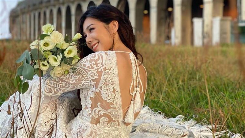 答應大飛求婚2年　她曬裸半球婚紗照
