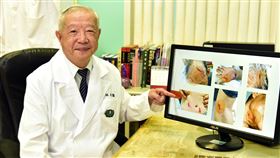 老農遭山豬咬全身傷　大埔醫療站緊急救援大林慈濟醫院駐大埔醫療站醫師林英龍（圖）日前為被山豬咬到全身傷的老農緊急治療，他呼籲民眾到野外出遊、工作要小心，建議可帶一支長棍以「打草驚蛇」，做防衛用，並保持高度警覺心。（大林慈濟醫院提供）中央社記者蔡智明傳真　109年10月6日