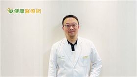 謝明志醫師表示，平均一個門診就有3到4位是乾眼症前來就診。現代人經常作息不正常，睡眠品質差，經常待在冷氣機下，或長時間配戴隱形眼鏡（特別是放大片）、服用慢性藥物等，都是造成眼睛乾澀的主因。