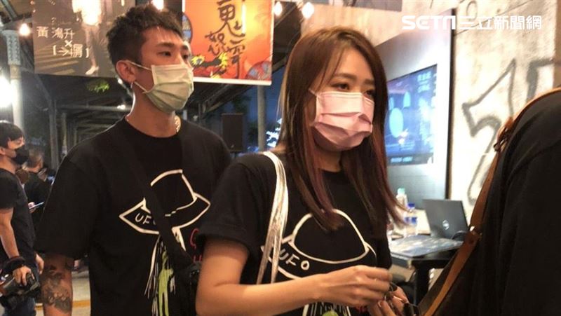 小鬼妹妹來了　身上穿「鬼哥手稿」