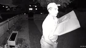 外送員用冰淇淋杯狂蹭胯下長達5秒。（圖／翻攝自推特）