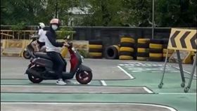 駕照　擺頭（圖／翻攝自爆廢公社公開版）