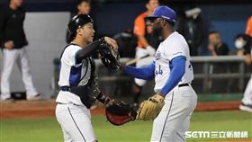 ▲富邦悍將先發投手索沙135球完投勝。（圖／記者劉彥池攝影）