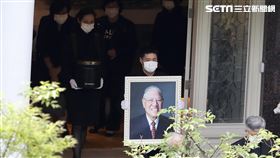 李登輝奉安禮拜  移靈車隊由翠山莊出發前總統李登輝7月30日辭世，享耆壽98歲。奉安禮拜7日在五指山國軍示範公墓舉行，移靈車隊上午約8時20分自翠山莊出發，由李登輝孫女李坤儀（前左）手捧骨灰罈，護送前往會場。中央社記者張皓安攝  109年10月7日