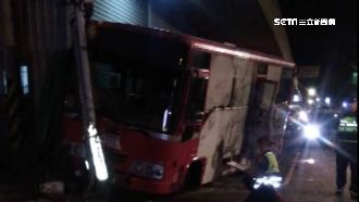 公車撞路口號誌桿　3高中生受傷送醫