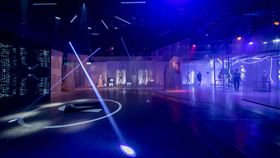 台北時裝週登場　懸日航站打破傳統伸展台疆界2020台北時裝週SS21盛大登場，今年備受矚目的數位展演場域「懸日航站」，打破傳統伸展台疆界，透過沉浸式實驗展示，在全黑場域內展出設計師作品，並輔以「投影聲光」與「互動科技」等數位藝術呈現。（文化部提供）中央社記者葉冠吟傳真　109年10月6日