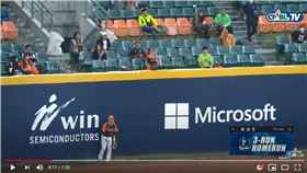 ▲林哲瑄逆轉3分彈，左外野獅迷把球丟回場內。（圖／翻攝自CPBLTV）