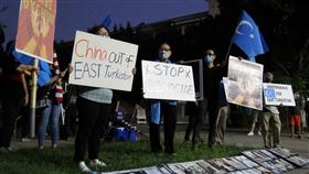 維吾爾人抗議中國政府侵害人權10月1日中共建政71週年，洛杉磯中國領事館外，維吾爾人手拿標語，要求中國政府關閉集中營、停止種族清洗。中央社記者林宏翰洛杉磯攝　109年10月3日