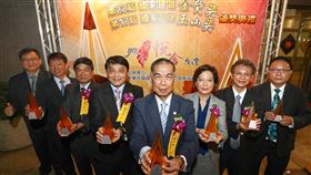 國家品牌玉山獎　台灣中油包辦8獎大贏家2020第17屆國家品牌玉山獎6日晚間在台北頒獎，台灣中油囊括8大獎項，當中總經理李順欽（前中）更獲傑出企業領導人獎肯定，堪稱本屆大贏家。中央社記者王騰毅攝　109年10月6日