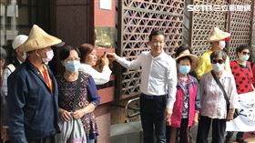 ▲鍾小平與20多位高麗菜農代表，在台北地檢署按鈴提告北農總經理翁震炘瀆職。（圖／記者楊佩琪攝）
