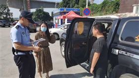 停國道上廁所！10歲男回來發現媽消失…嘆氣：不是第一次（圖／翻攝自微博）