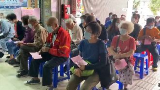 流感疫苗接種首日　衛生所一早排人龍