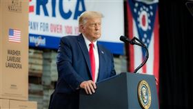 美國總統川普（圖）結束與國會協商大規模冠狀病毒紓困案，在疫情期間掙扎求生的美國人，以及尋求避免新一輪裁員的美國航空公司，現在無望獲得更多援助。（圖取自facebook.com/WhiteHouse）