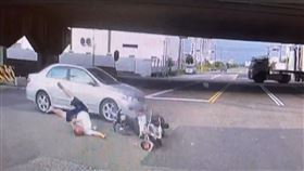 闖紅燈,台南,幼童,倒地,崑崙路,台86線陸橋