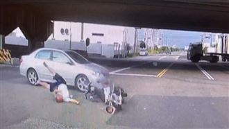 阿公帶孫出門闖紅燈遭撞　祖孫倆噴飛