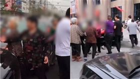 婚禮車一路過…「30老人爆衝」趴車頭：不給紅包不准過！（圖／翻攝自微博）